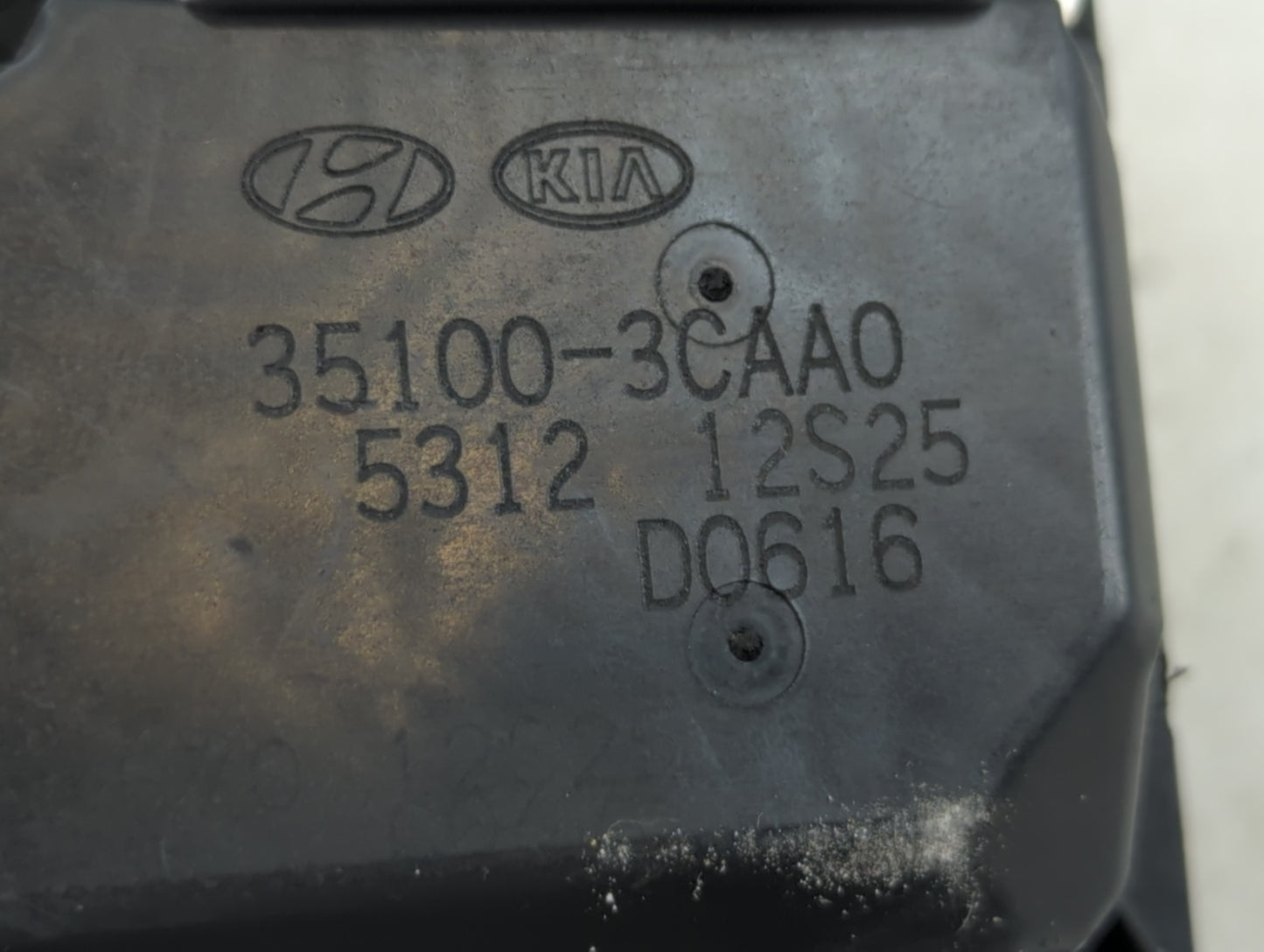 2013-2018 Hyundai Santa Fe Throttle Body P/N:35100-3CAA0 Fits Fits 2012 2013 2014 2015 2016 2017 2018 OEM Used Auto Parts - 