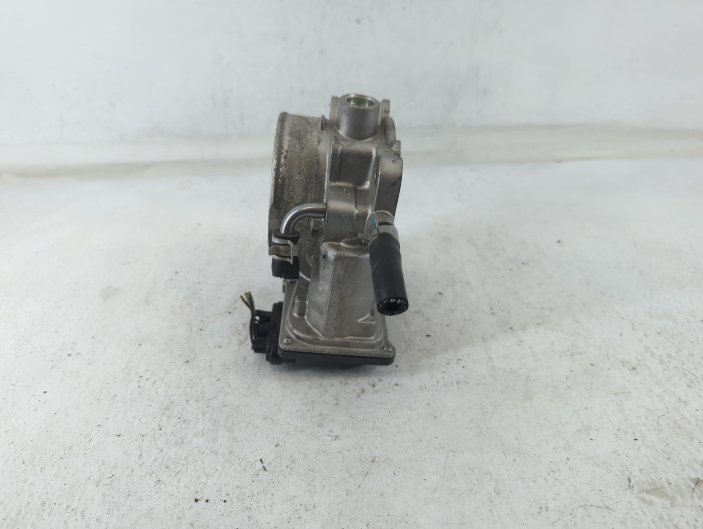 2013-2018 Hyundai Santa Fe Throttle Body P/N:35100-3CAA0 Fits Fits 2012 2013 2014 2015 2016 2017 2018 OEM Used Auto Parts - 