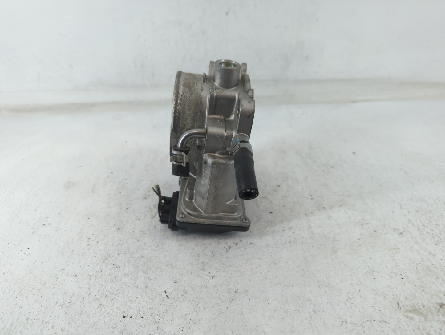 2013-2018 Hyundai Santa Fe Throttle Body P/N:35100-3CAA0 Fits Fits 2012 2013 2014 2015 2016 2017 2018 OEM Used Auto Parts - 