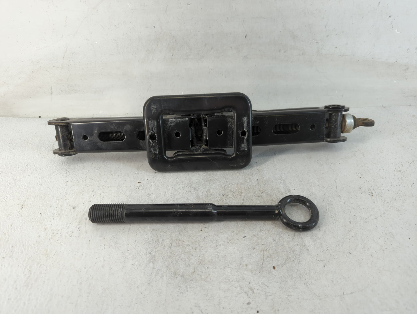 2017 Hyundai Santa Fe Spare Scissor Car Jack - Oemusedautoparts1.com