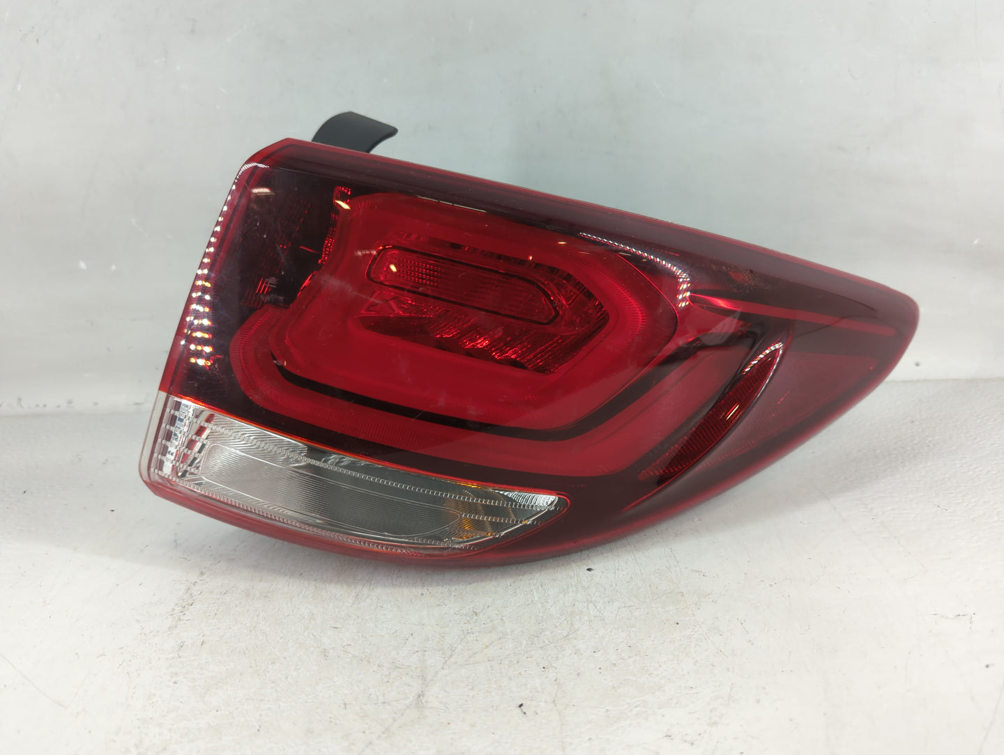 2017-2018 Hyundai Santa Fe Tail Light Assembly Passenger Right OEM P/N:92402-B86 Fits Fits 2017 2018 OEM Used Auto Parts - O