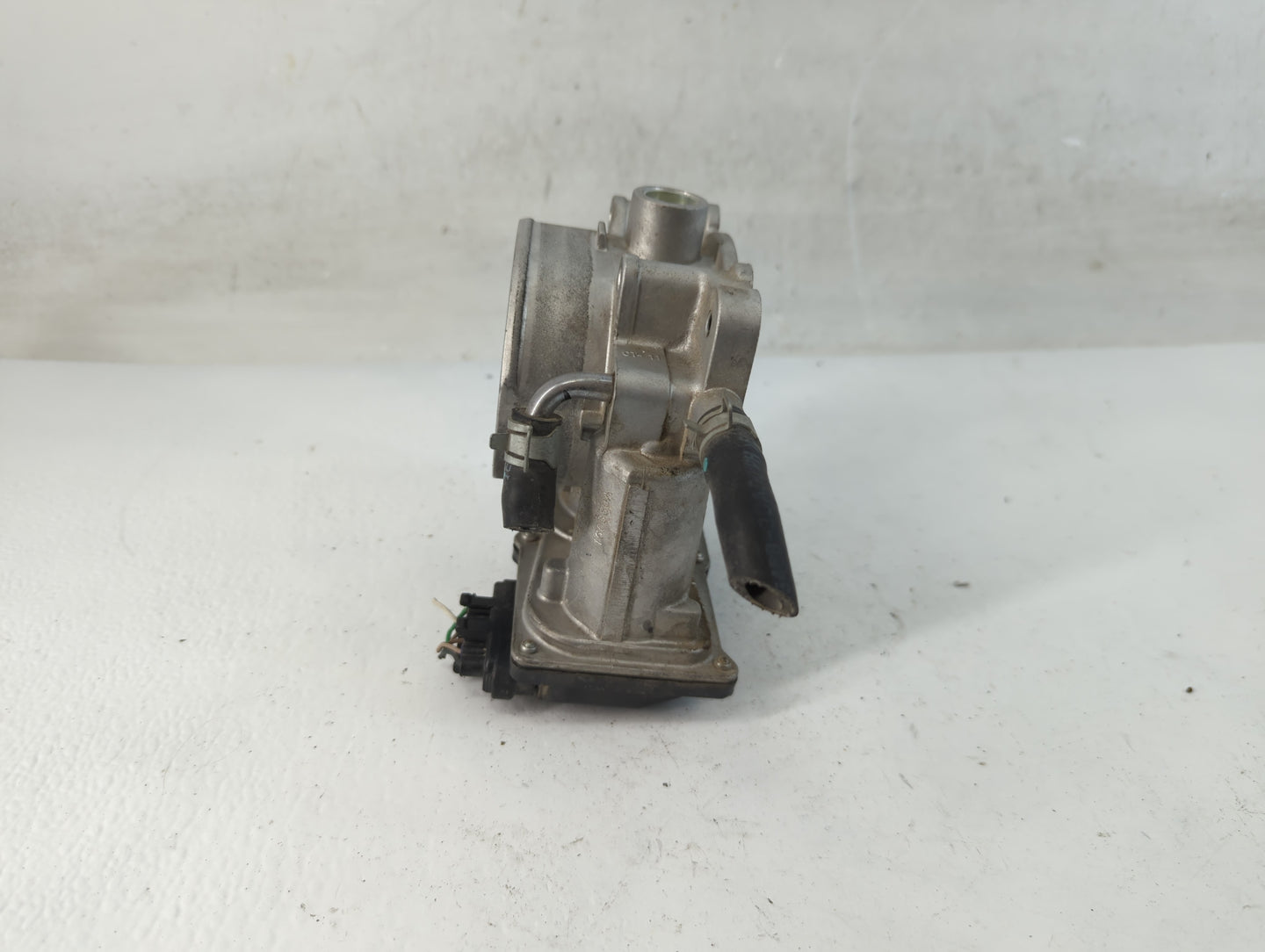 2013-2018 Hyundai Santa Fe Throttle Body P/N:35100-3CAA Fits Fits 2012 2013 2014 2015 2016 2017 2018 OEM Used Auto Parts - O