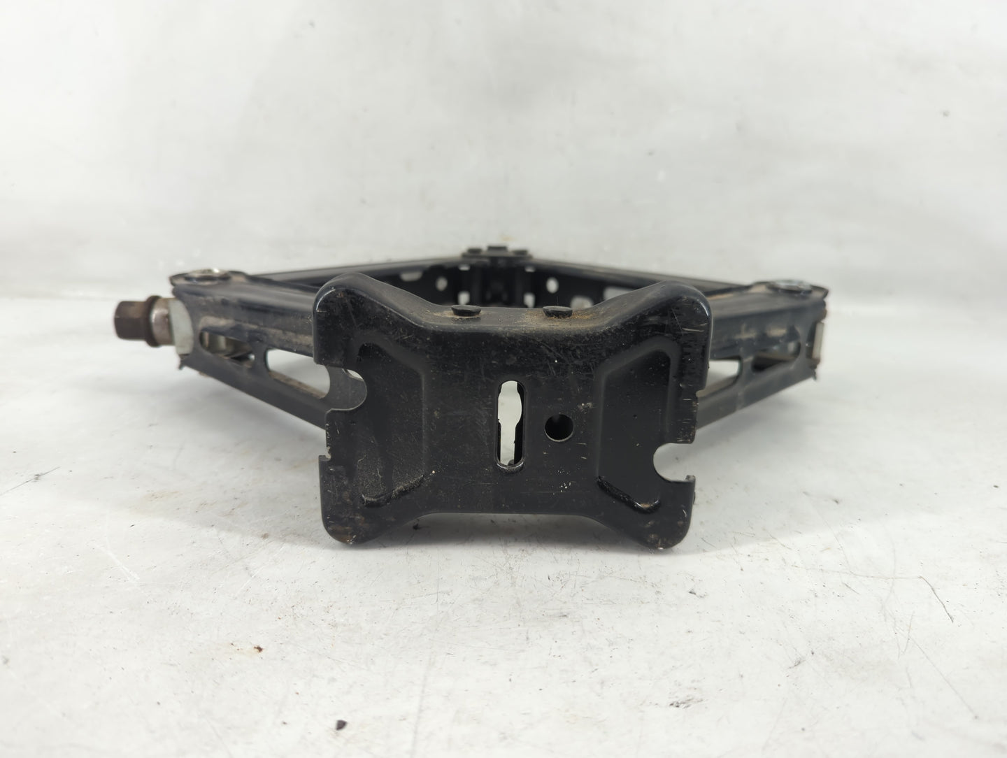 2017 Hyundai Sonata Spare Scissor Car Jack 1188186 - Oemusedautoparts1.com