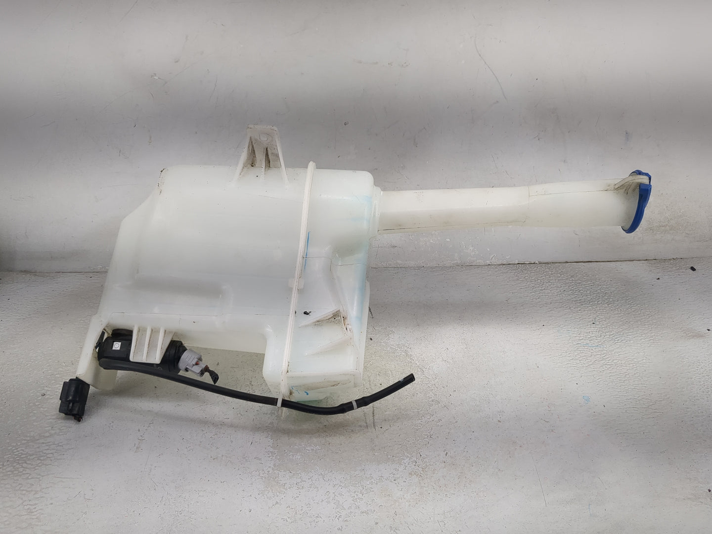 2015-2019 Hyundai Sonata Windshield Washer Fluid Reservoir Bottle Oem 1473974 - Oemusedautoparts1.com