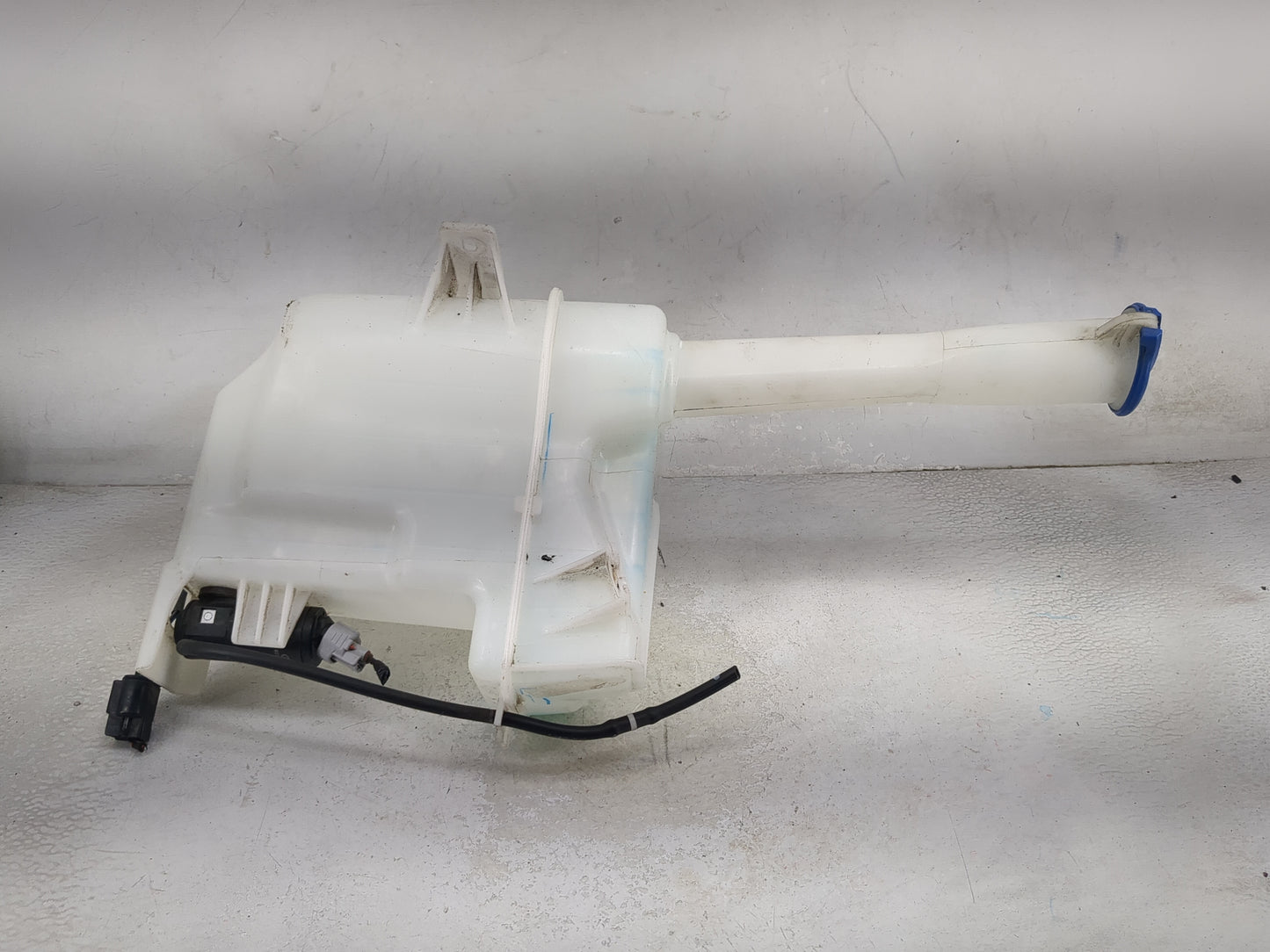 2015-2019 Hyundai Sonata Windshield Washer Fluid Reservoir Bottle Oem 1473974 - Oemusedautoparts1.com