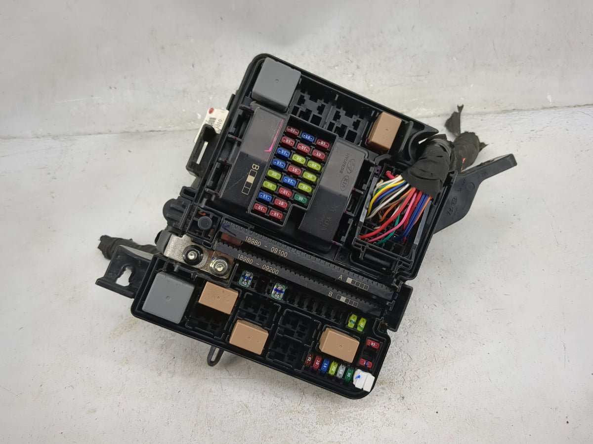 2016-2017 Hyundai Sonata Fusebox Fuse Box Panel Relay Module P/N:91950-C1820 18980-09100, 18980-09200 Fits Fits 2016 2017 OE