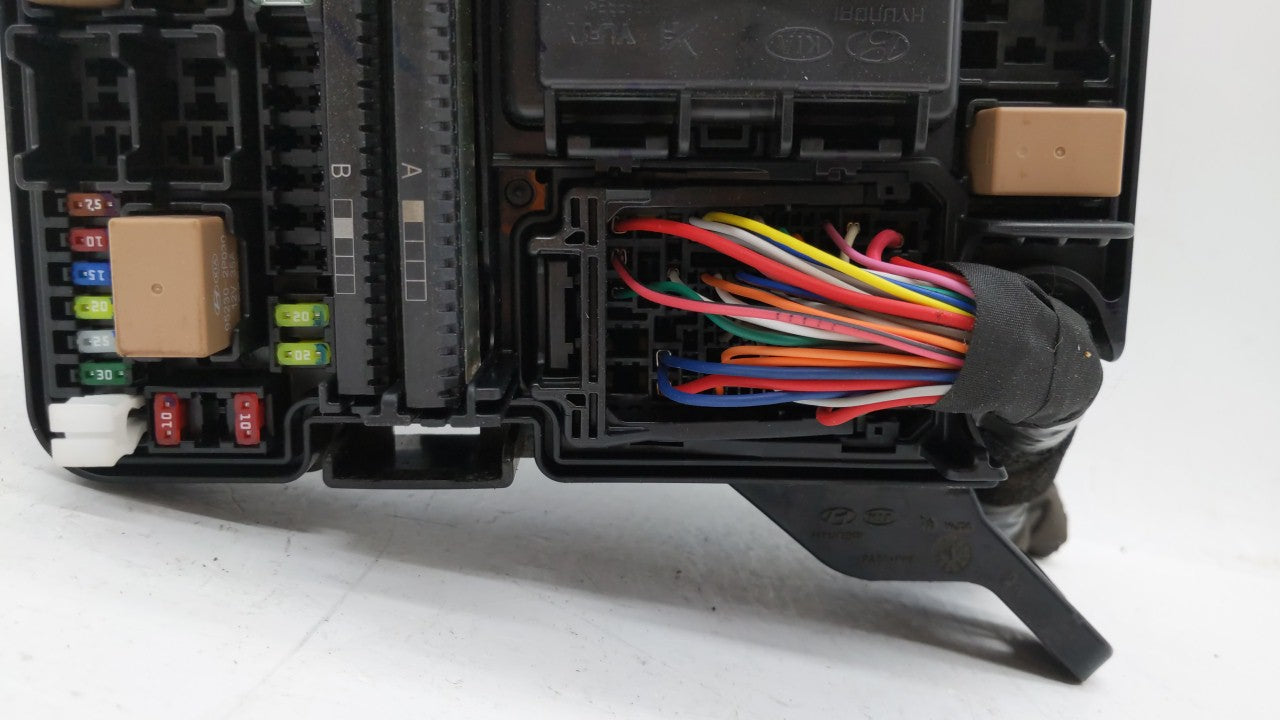 2016-2017 Hyundai Sonata Fusebox Fuse Box Panel Relay Module P/N:91277C2570LC Fits Fits 2016 2017 OEM Used Auto Parts - Oemu