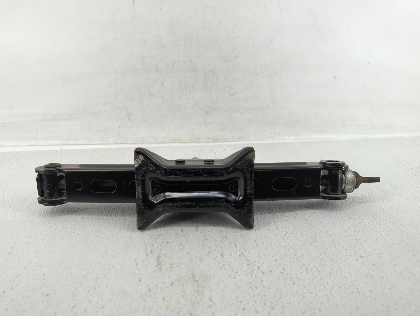 2017 Hyundai Sonata Spare Scissor Car Jack - Oemusedautoparts1.com