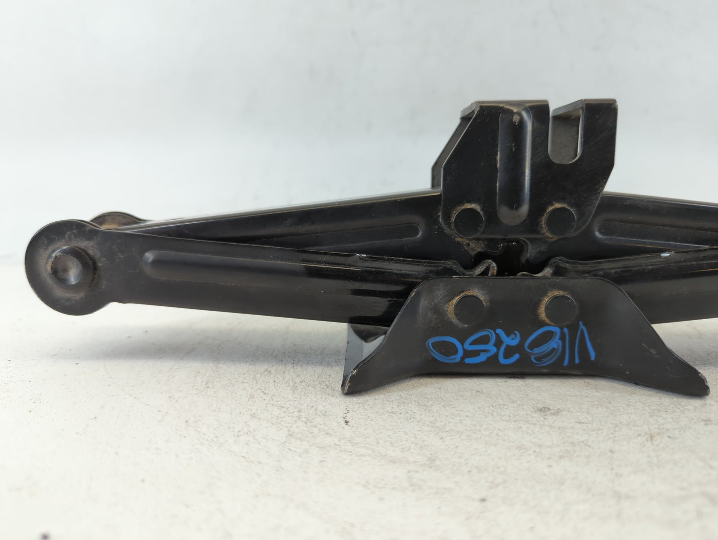 2017 Hyundai Sonata Spare Scissor Car Jack 664218 - Oemusedautoparts1.com