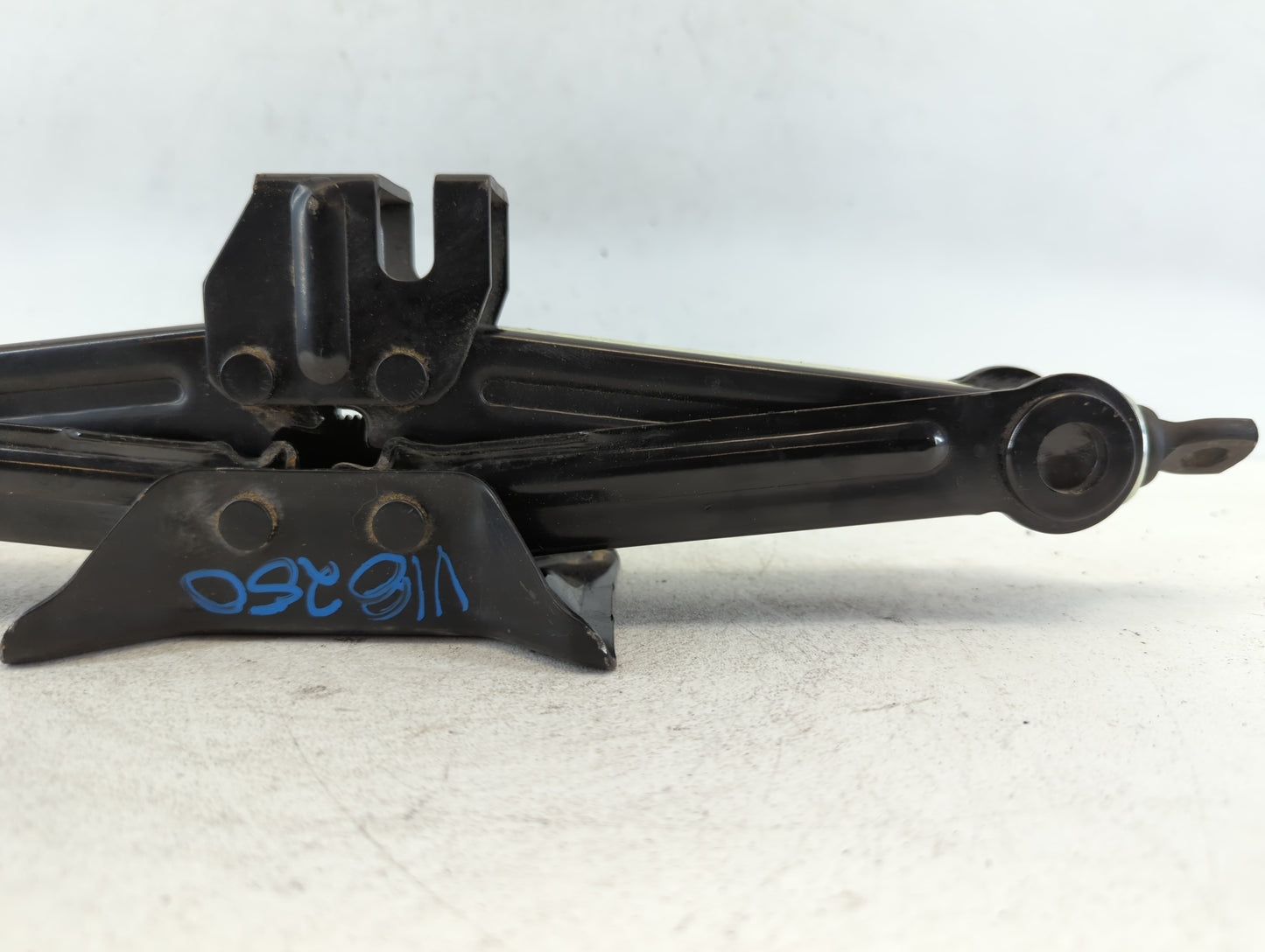 2017 Hyundai Sonata Spare Scissor Car Jack 664218 - Oemusedautoparts1.com