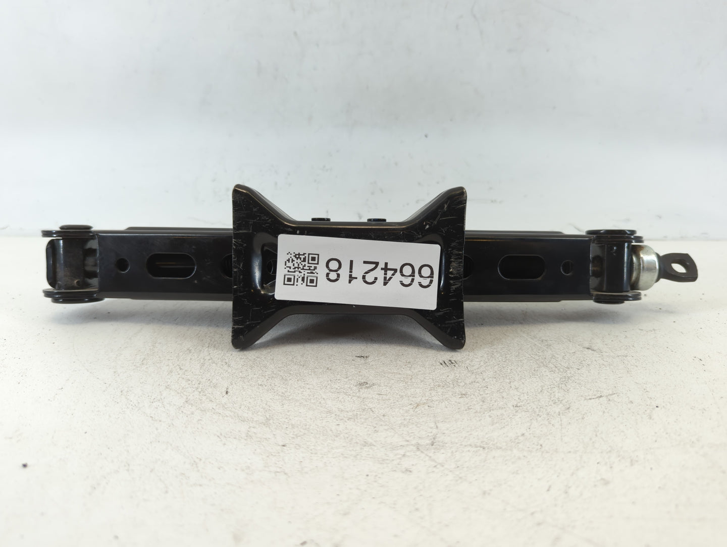 2017 Hyundai Sonata Spare Scissor Car Jack 664218 - Oemusedautoparts1.com