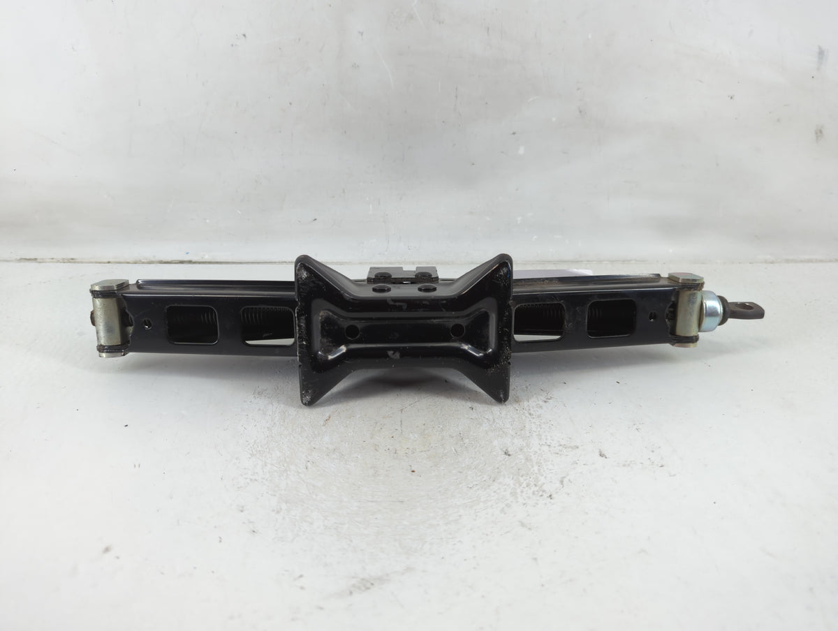 2017 Hyundai Tucson Spare Scissor Car Jack 1123390 - Oemusedautoparts1.com