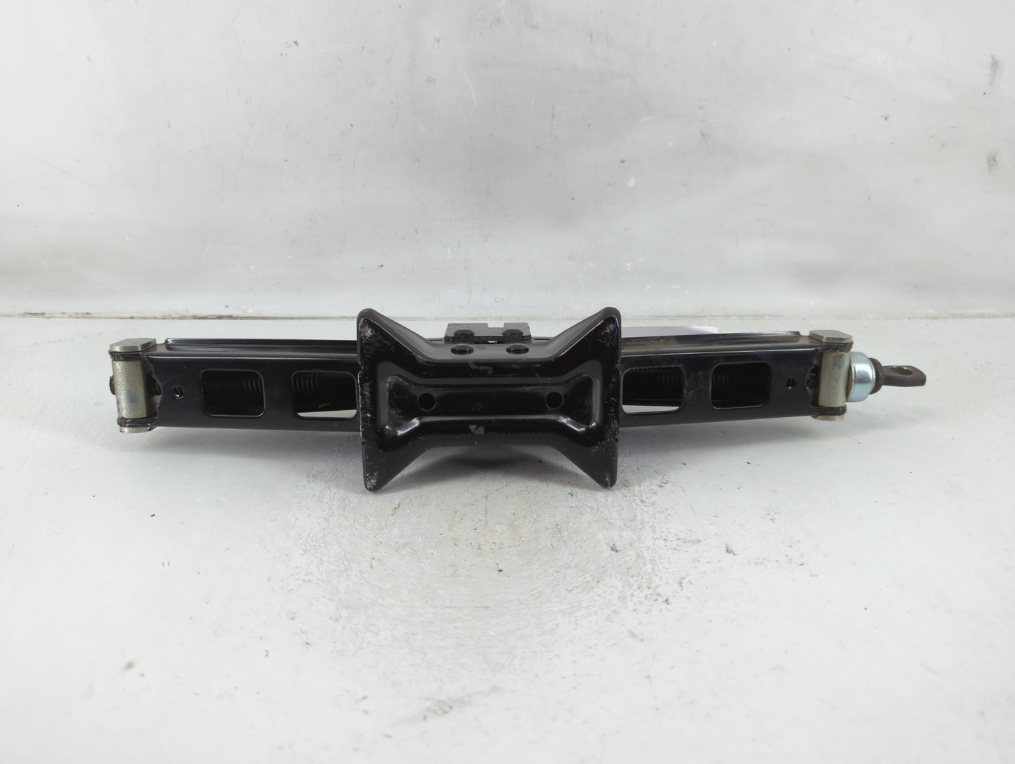 2017 Hyundai Tucson Spare Scissor Car Jack 1123390 - Oemusedautoparts1.com