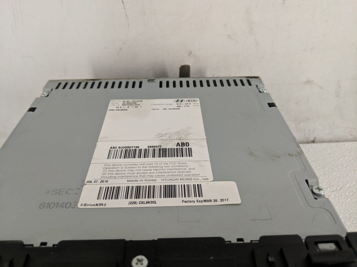 2016-2017 Hyundai Tucson Radio AM FM Cd Player Receiver Replacement P/N:96180-D31004X Fits Fits 2016 2017 OEM Used Auto Part