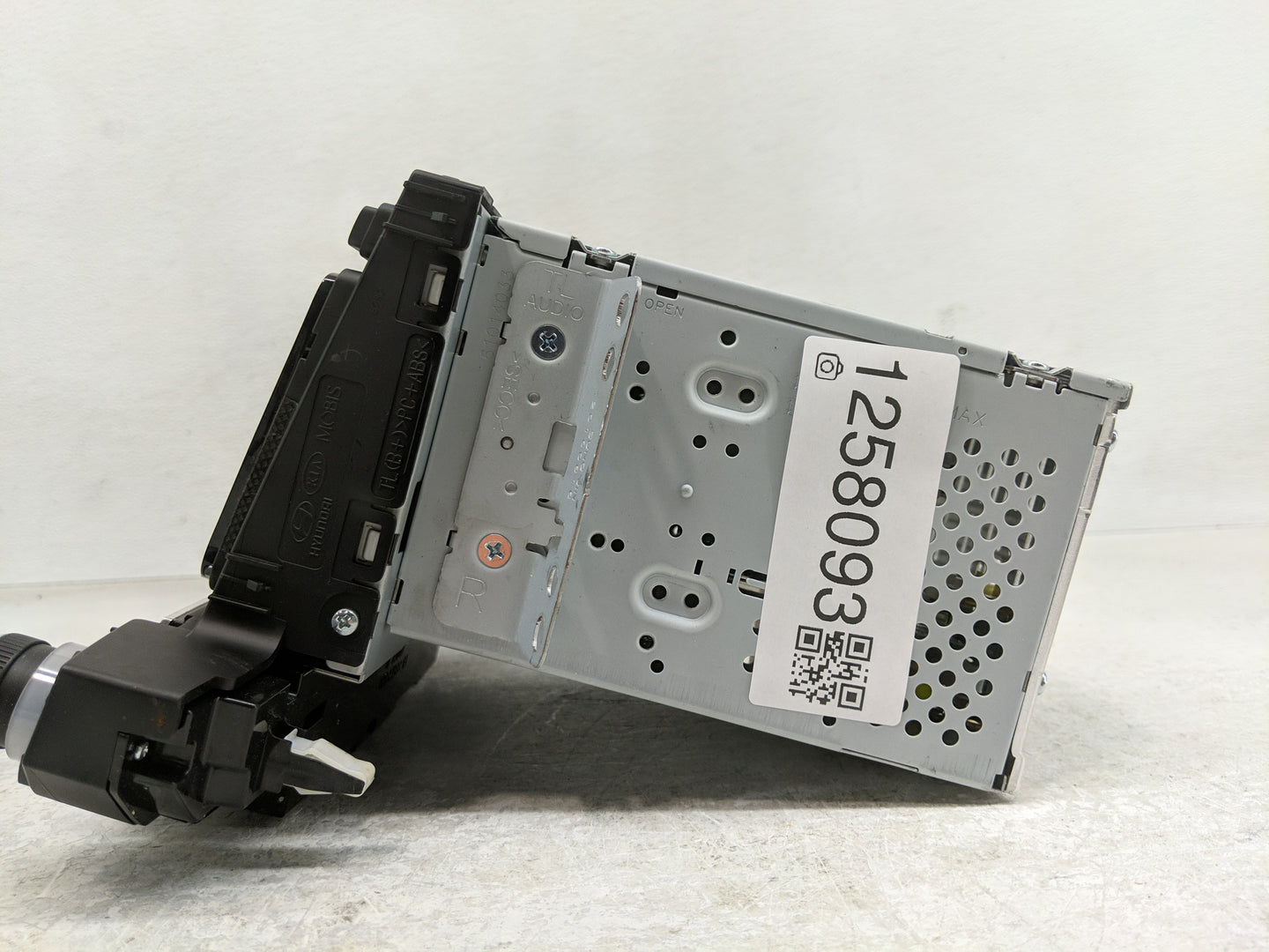 2016-2017 Hyundai Tucson Radio AM FM Cd Player Receiver Replacement P/N:96160-D81004X Fits Fits 2016 2017 OEM Used Auto Part