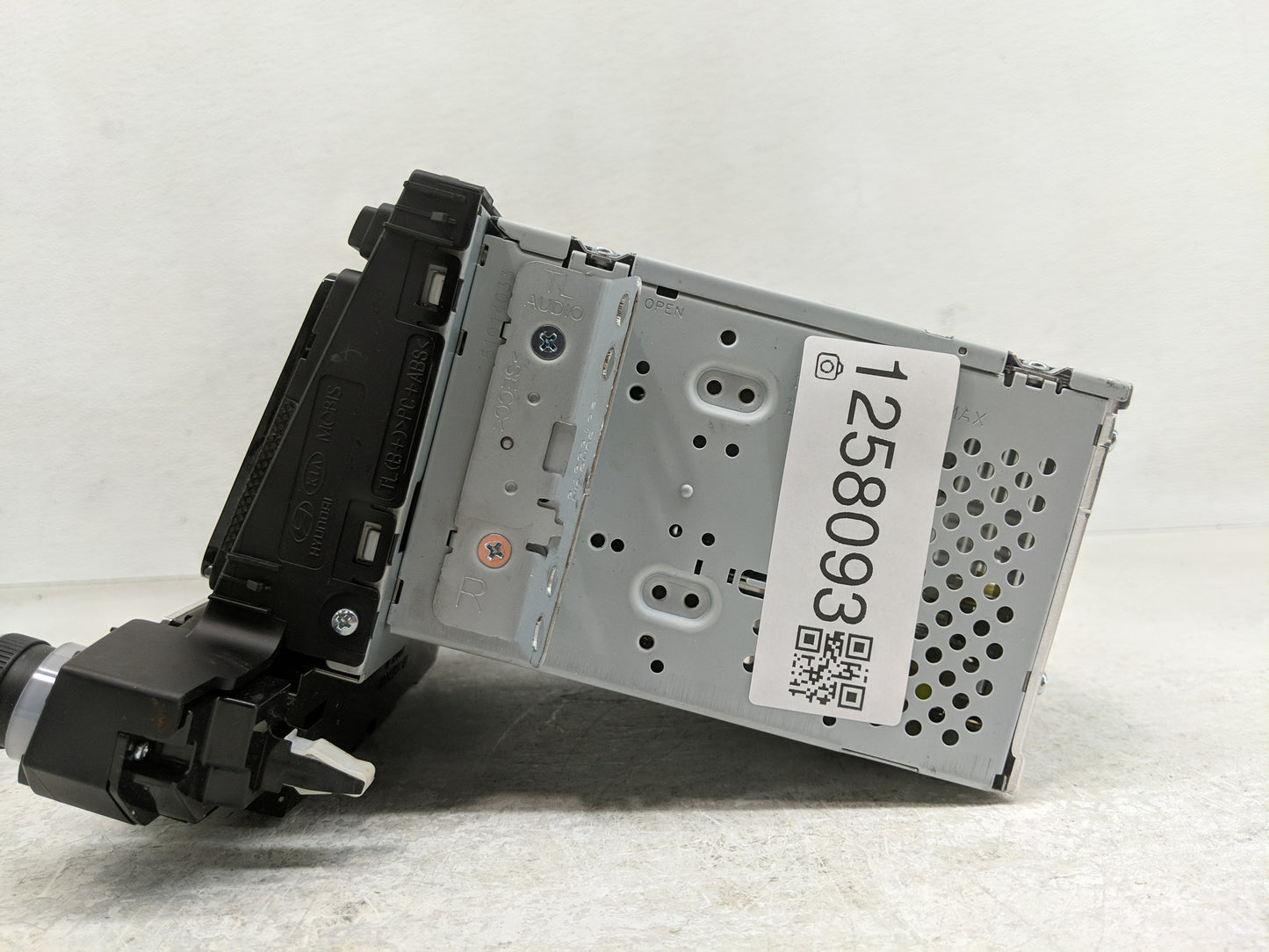 2016-2017 Hyundai Tucson Radio AM FM Cd Player Receiver Replacement P/N:96160-D81004X Fits Fits 2016 2017 OEM Used Auto Part