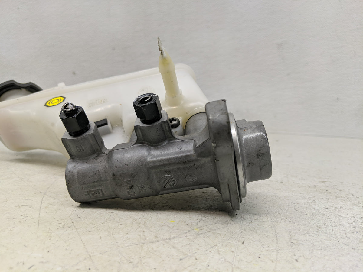 2016-2021 Hyundai Tucson Brake Master Cylinder 1300397 - Oemusedautoparts1.com