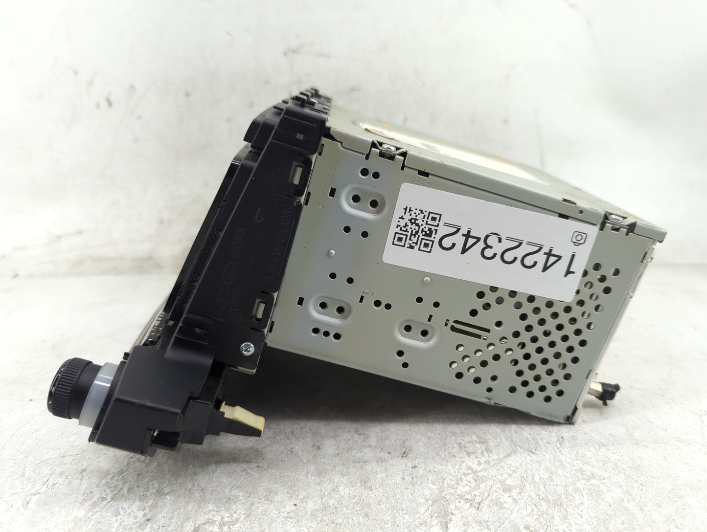 2016-2017 Hyundai Tucson Radio AM FM Cd Player Receiver Replacement P/N:96180-D31004X Fits Fits 2016 2017 OEM Used Auto Part