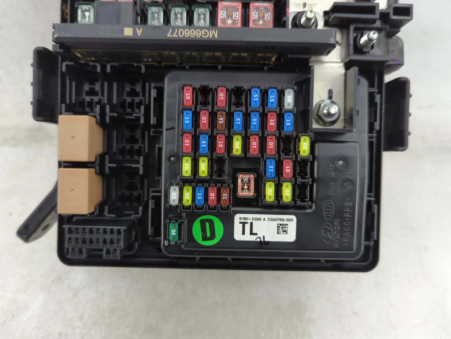 2016-2018 Hyundai Tucson Fusebox Fuse Box Panel Relay Module P/N:91431 D3162 Fits Fits 2016 2017 2018 OEM Used Auto Parts - 