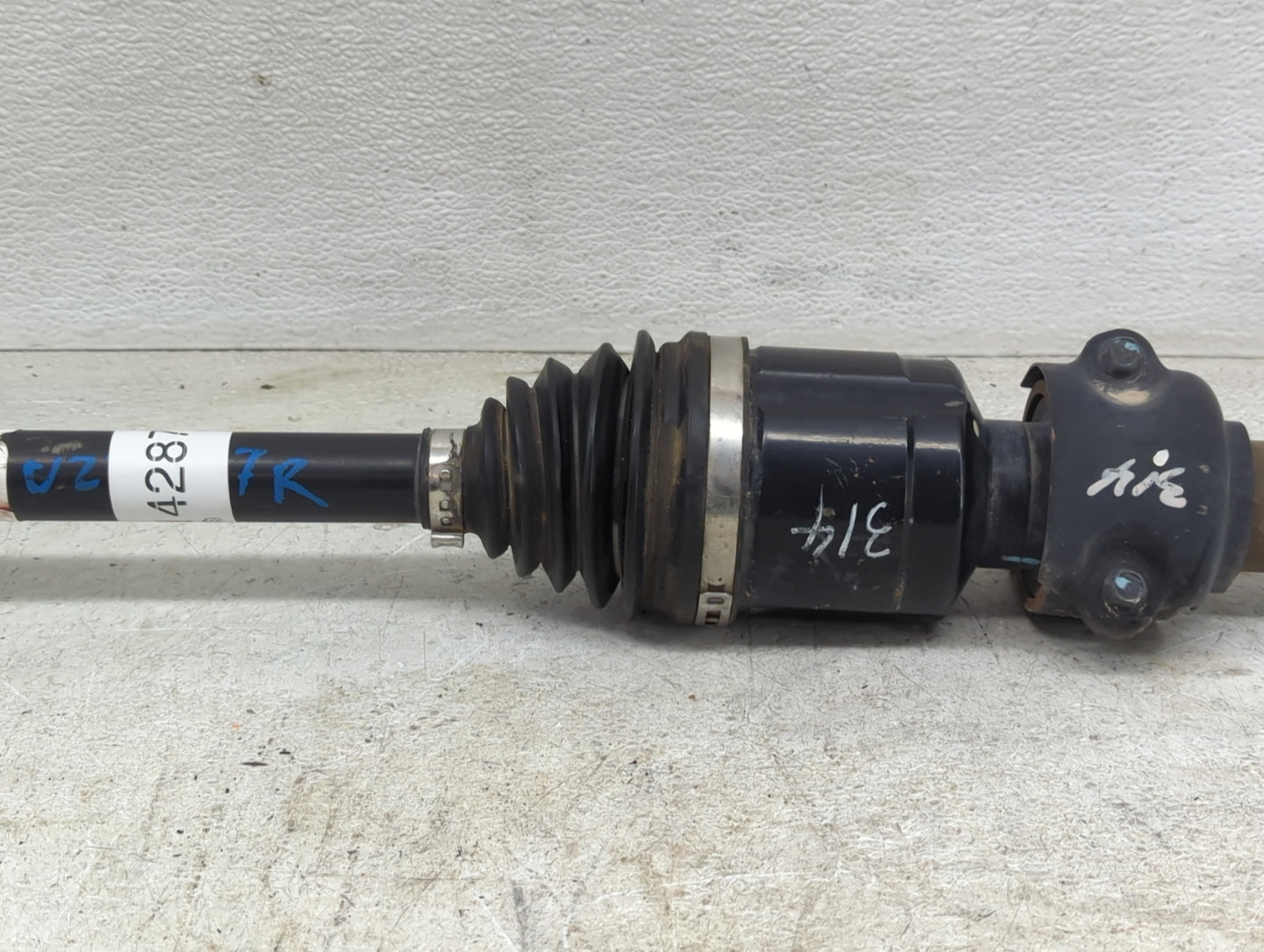 2016-2018 Hyundai Tucson Axle Shaft Front Passenger Cv C/v - Oemusedautoparts1.com