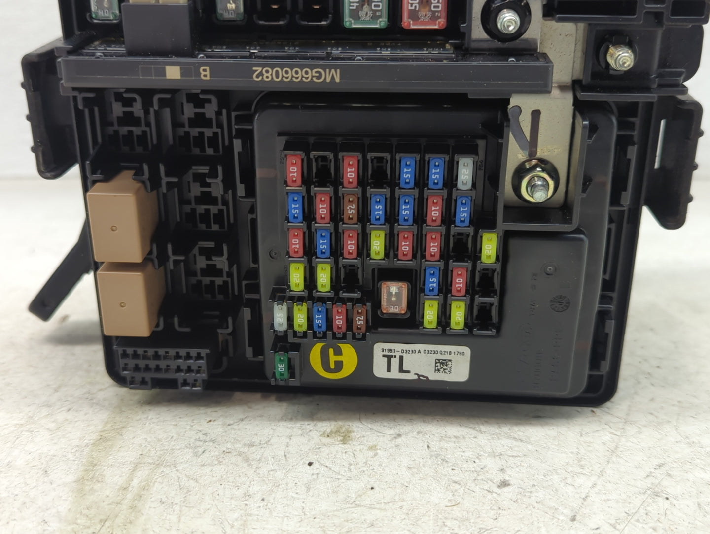 2016-2018 Hyundai Tucson Fusebox Fuse Box Panel Relay Module P/N:91950-D3230 MG666082, N91422-D3152-63 Fits Fits 2016 2017 2