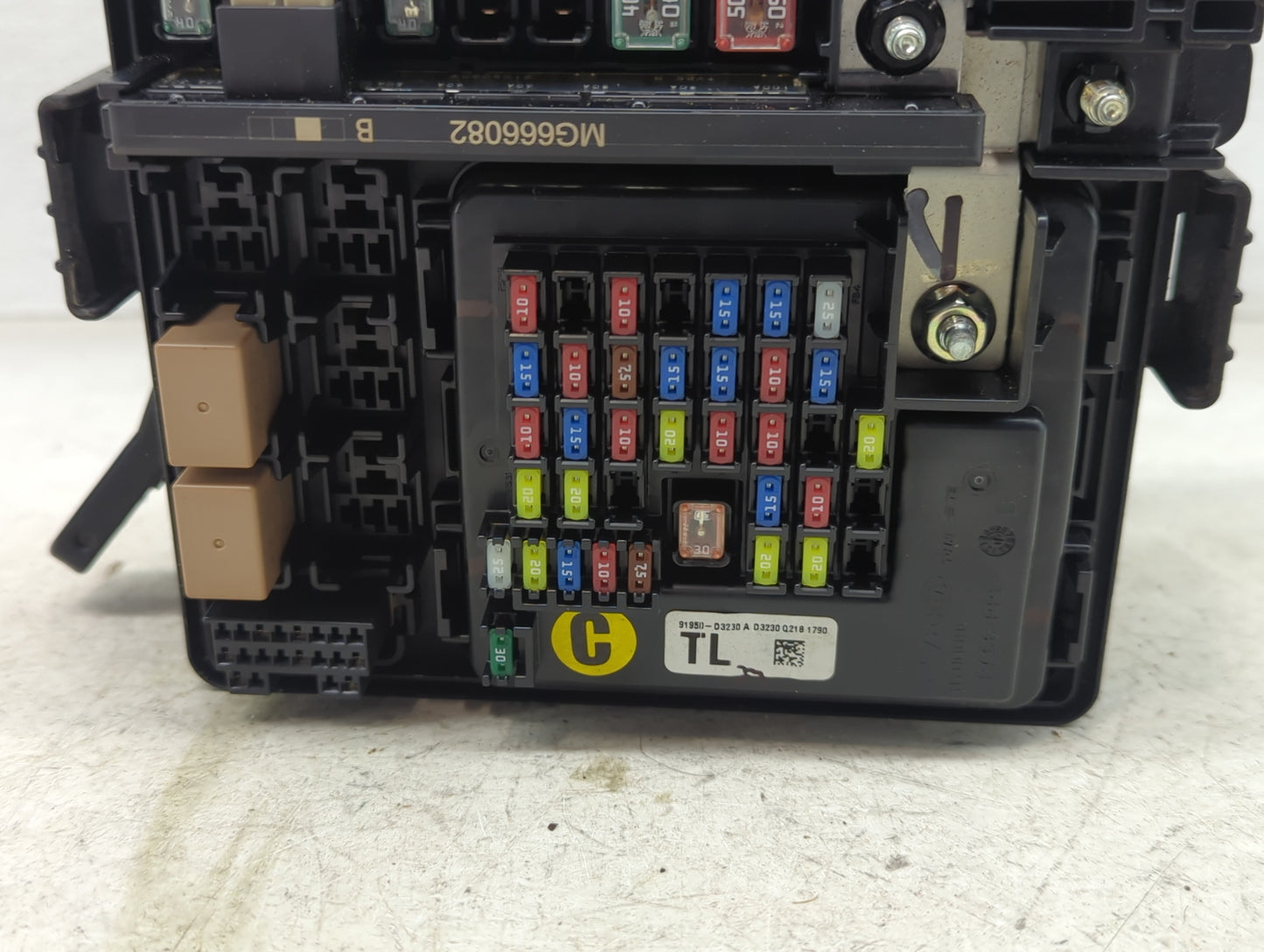 2016-2018 Hyundai Tucson Fusebox Fuse Box Panel Relay Module P/N:91950-D3230 MG666082, N91422-D3152-63 Fits Fits 2016 2017 2