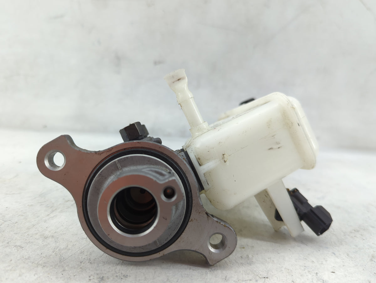 2016-2021 Hyundai Tucson Brake Master Cylinder 1498863 - Oemusedautoparts1.com