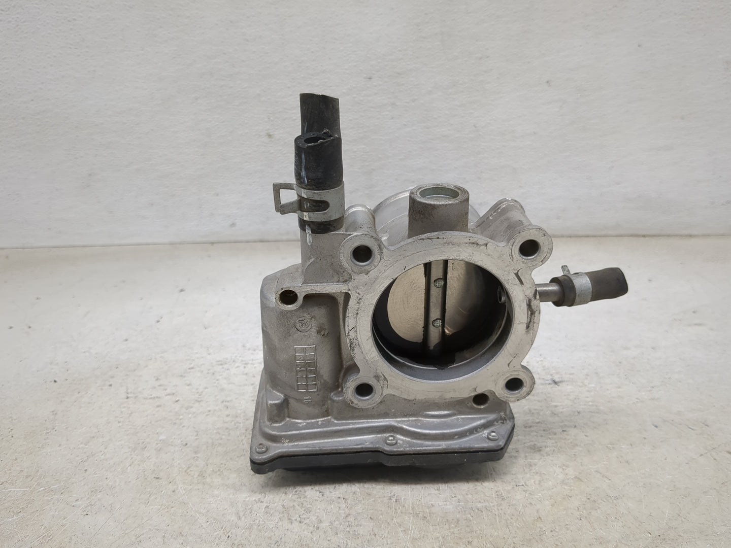 2012-2017 Hyundai Veloster Throttle Body P/N:35100-2B300 Fits Fits 2012 2013 2014 2015 2016 2017 2018 2019 OEM Used Auto Par