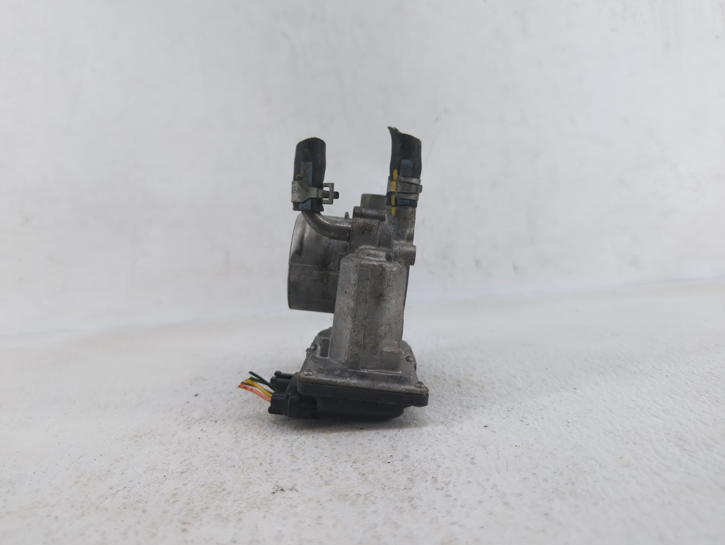 2012-2017 Hyundai Veloster Throttle Body P/N:35100-2B300 Fits Fits 2012 2013 2014 2015 2016 2017 2018 2019 OEM Used Auto Par
