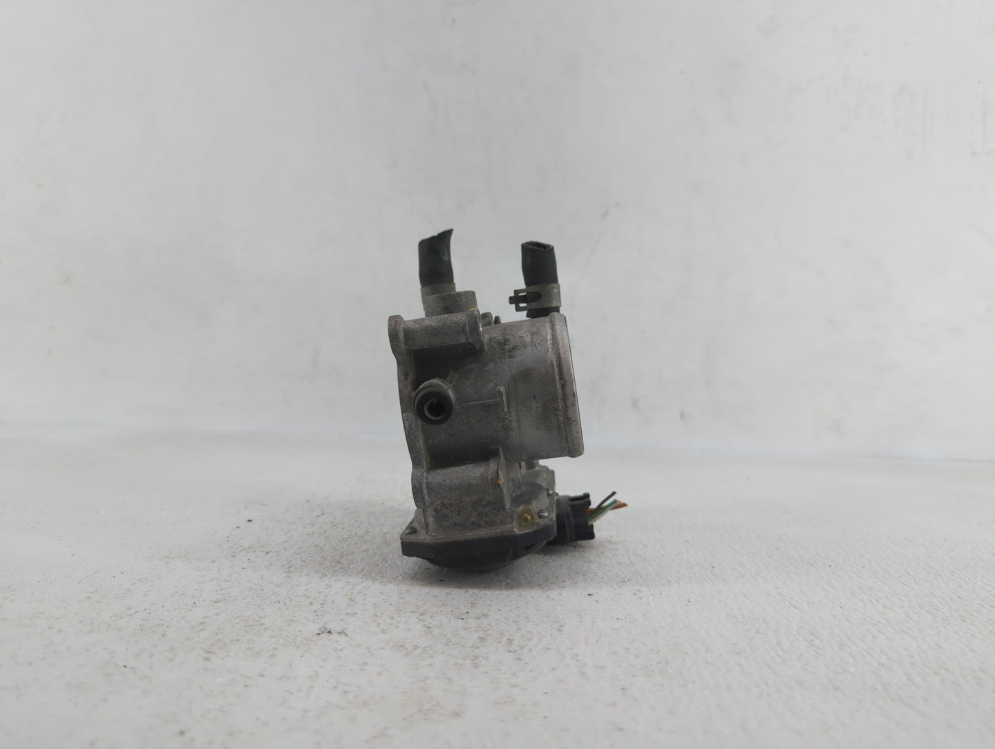 2012-2017 Hyundai Veloster Throttle Body P/N:35100-2B300 Fits Fits 2012 2013 2014 2015 2016 2017 2018 2019 OEM Used Auto Par