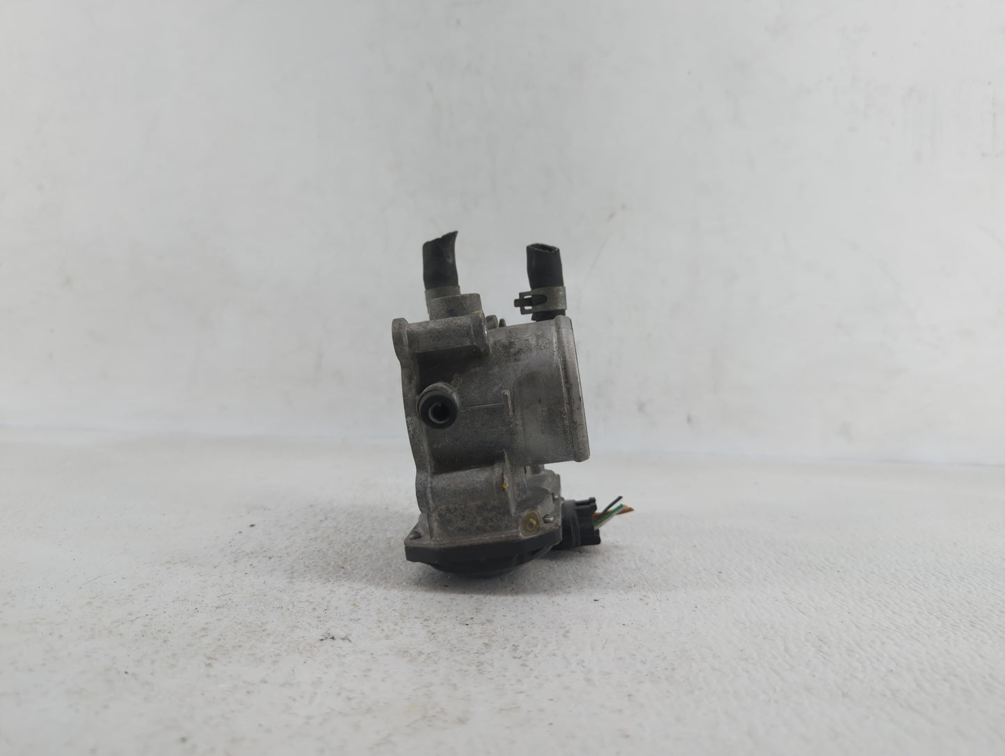 2012-2017 Hyundai Veloster Throttle Body P/N:35100-2B300 Fits Fits 2012 2013 2014 2015 2016 2017 2018 2019 OEM Used Auto Par
