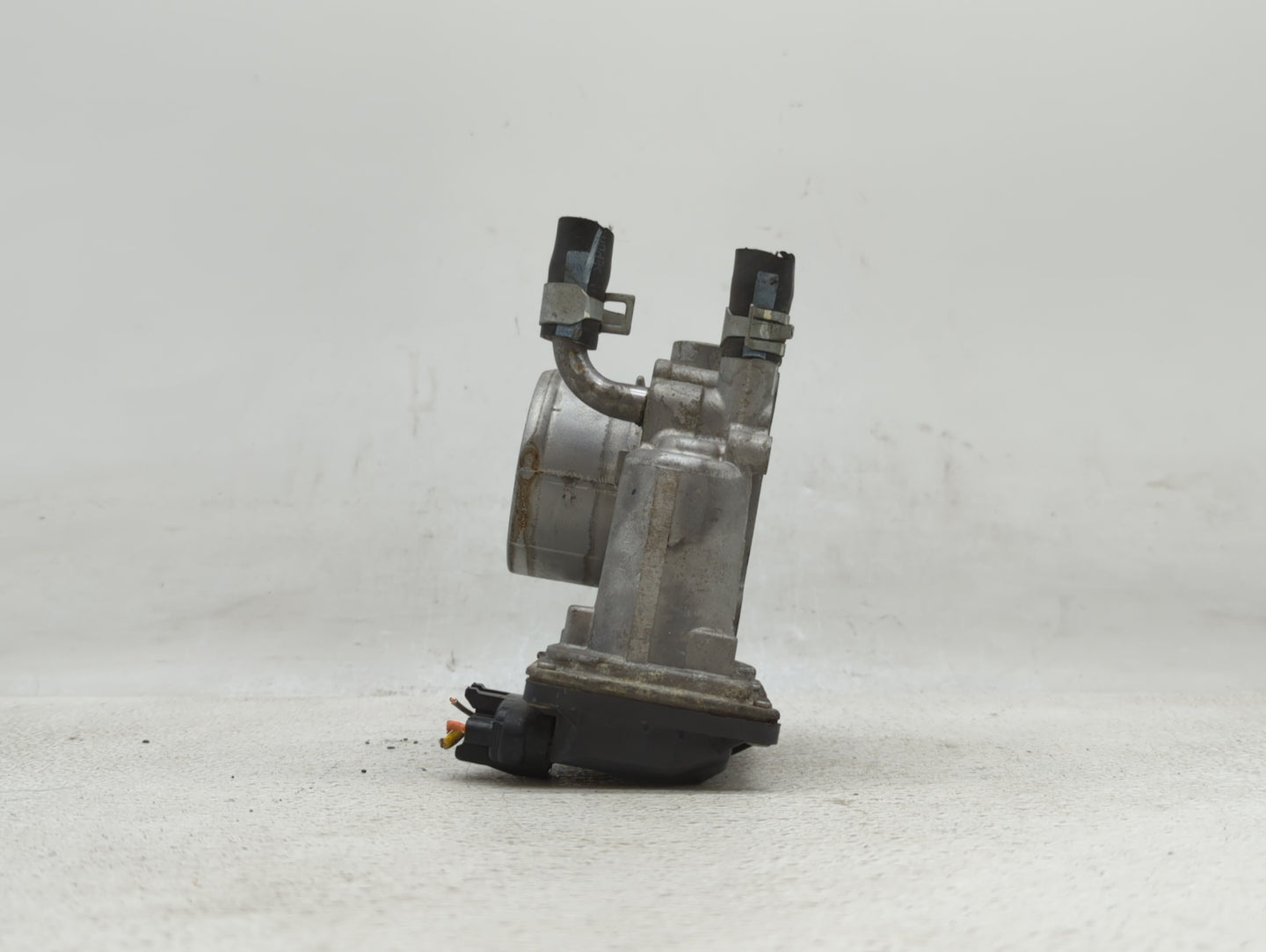 2012-2017 Hyundai Veloster Throttle Body P/N:35100-2B300 Fits Fits 2012 2013 2014 2015 2016 2017 2018 2019 OEM Used Auto Par