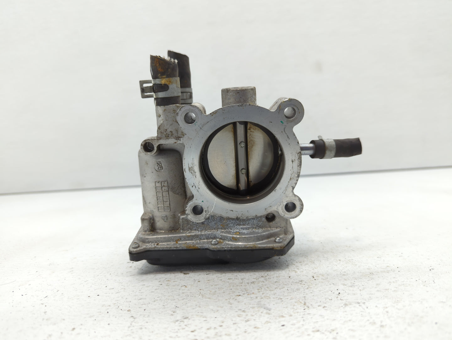 2012-2017 Hyundai Veloster Throttle Body P/N:35100-2B300 Fits Fits 2012 2013 2014 2015 2016 2017 2018 2019 OEM Used Auto Par