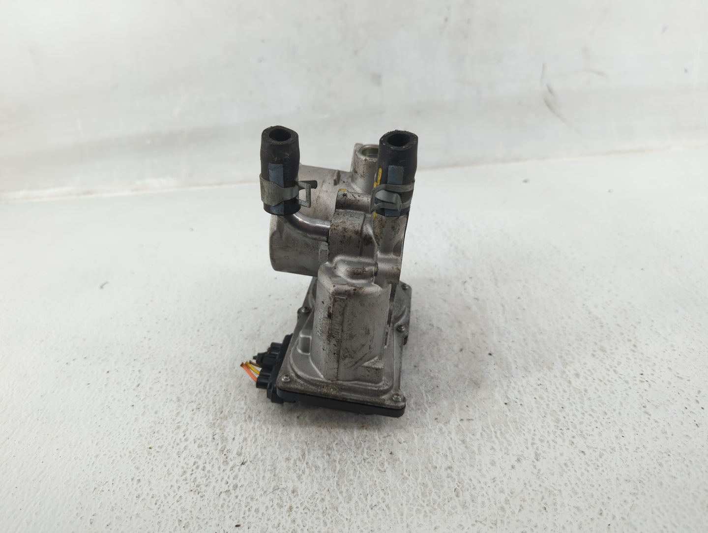 2012-2017 Hyundai Veloster Throttle Body P/N:35100-2B300 Fits Fits 2012 2013 2014 2015 2016 2017 2018 2019 OEM Used Auto Par