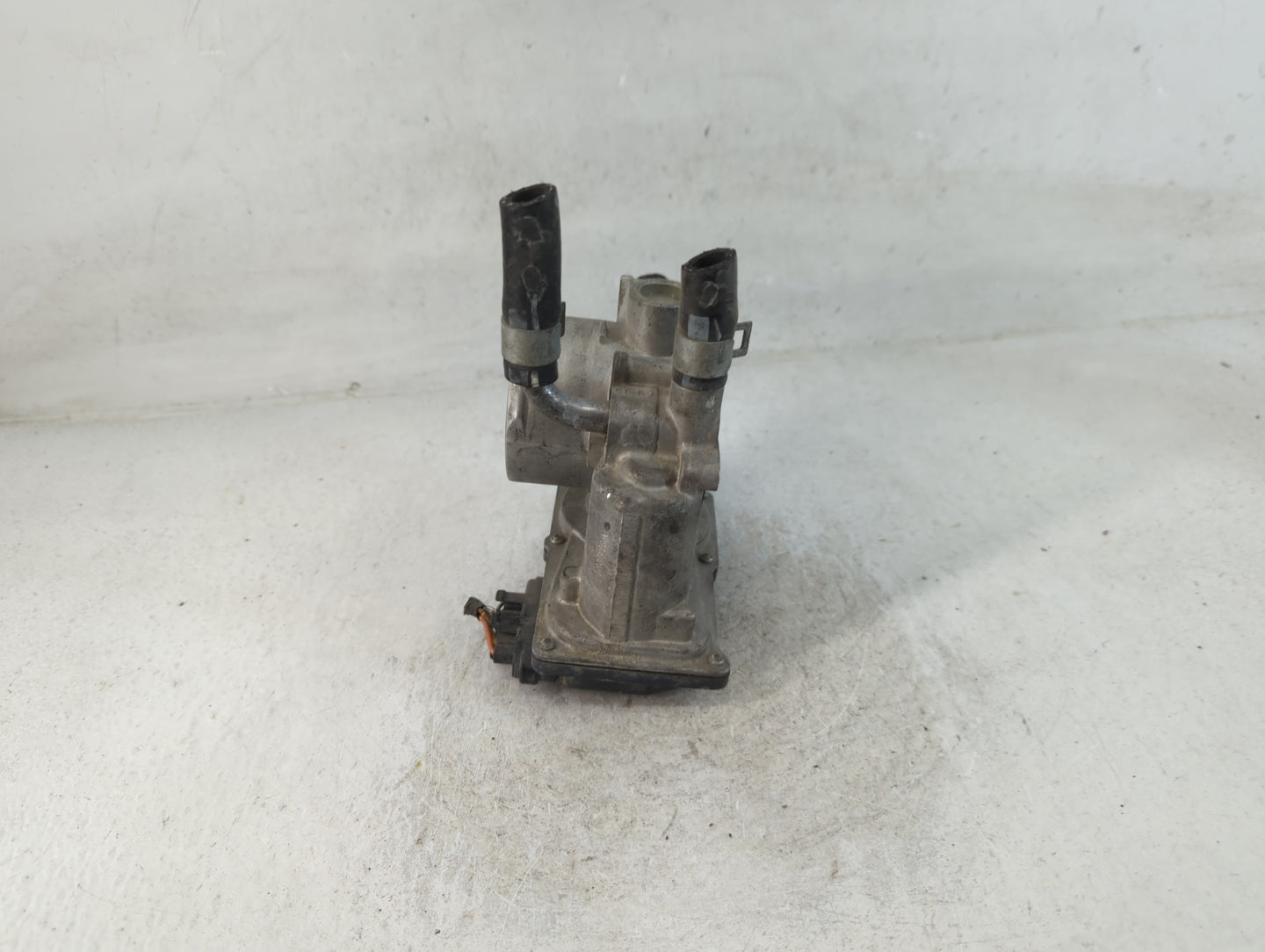 2012-2017 Hyundai Veloster Throttle Body P/N:35100-2B300 Fits Fits 2012 2013 2014 2015 2016 2017 2018 2019 OEM Used Auto Par