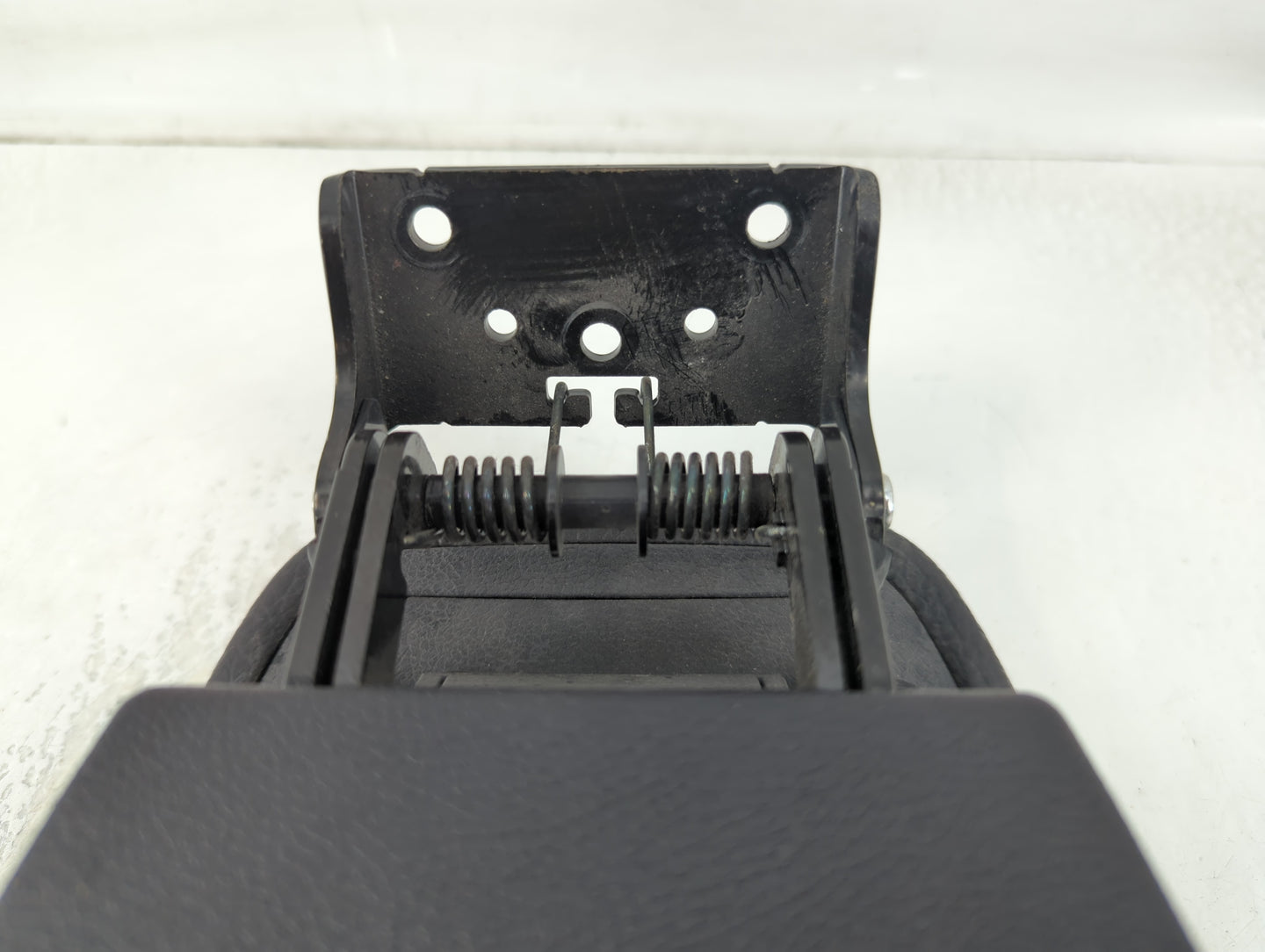 2017 Hyundai Veloster Center Console Armrest Cover Lid P/N:160910-PVC Fits OEM Used Auto Parts - Oemusedautoparts1.com