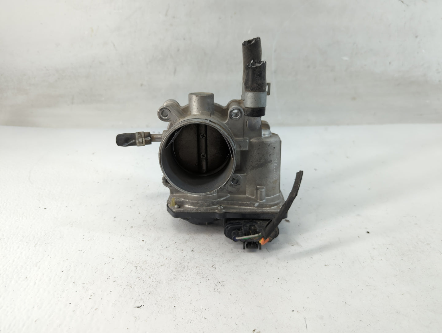 2012-2017 Hyundai Veloster Throttle Body P/N:35100-2B300 Fits Fits 2012 2013 2014 2015 2016 2017 2018 2019 OEM Used Auto Par