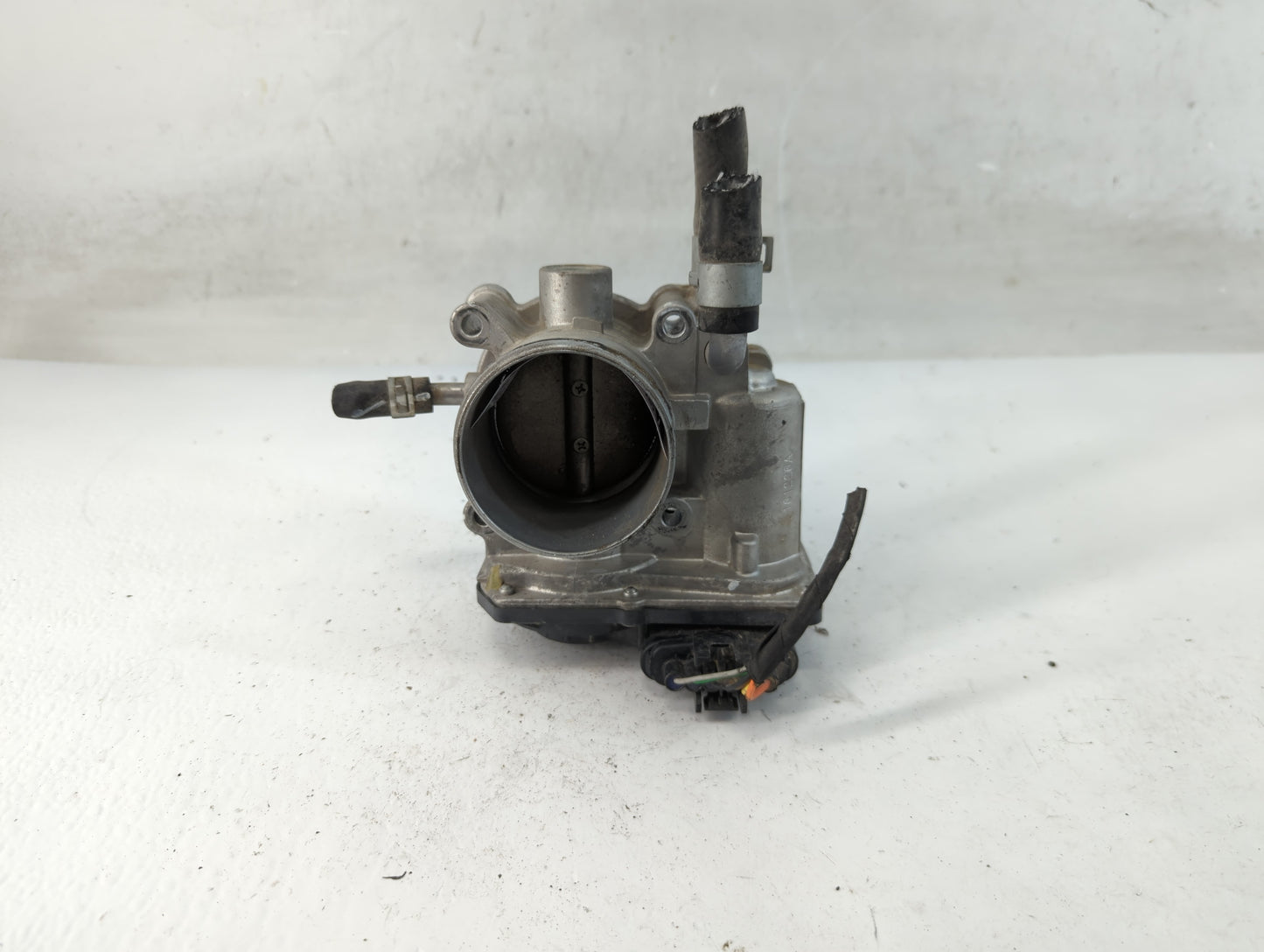 2012-2017 Hyundai Veloster Throttle Body P/N:35100-2B300 Fits Fits 2012 2013 2014 2015 2016 2017 2018 2019 OEM Used Auto Par