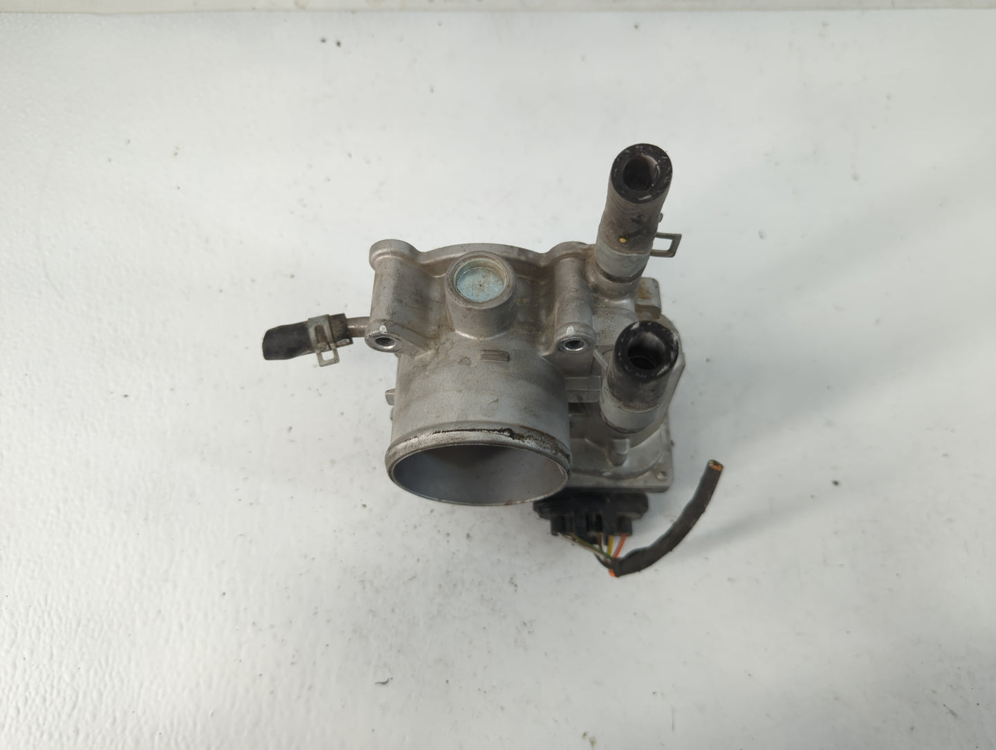 2012-2017 Hyundai Veloster Throttle Body P/N:35100-2B300 Fits Fits 2012 2013 2014 2015 2016 2017 2018 2019 OEM Used Auto Par