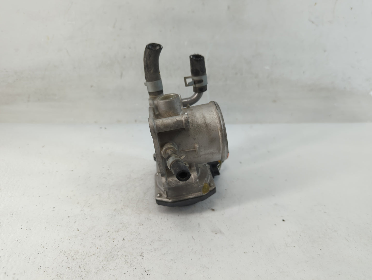 2012-2017 Hyundai Veloster Throttle Body P/N:35100-2B300 Fits Fits 2012 2013 2014 2015 2016 2017 2018 2019 OEM Used Auto Par