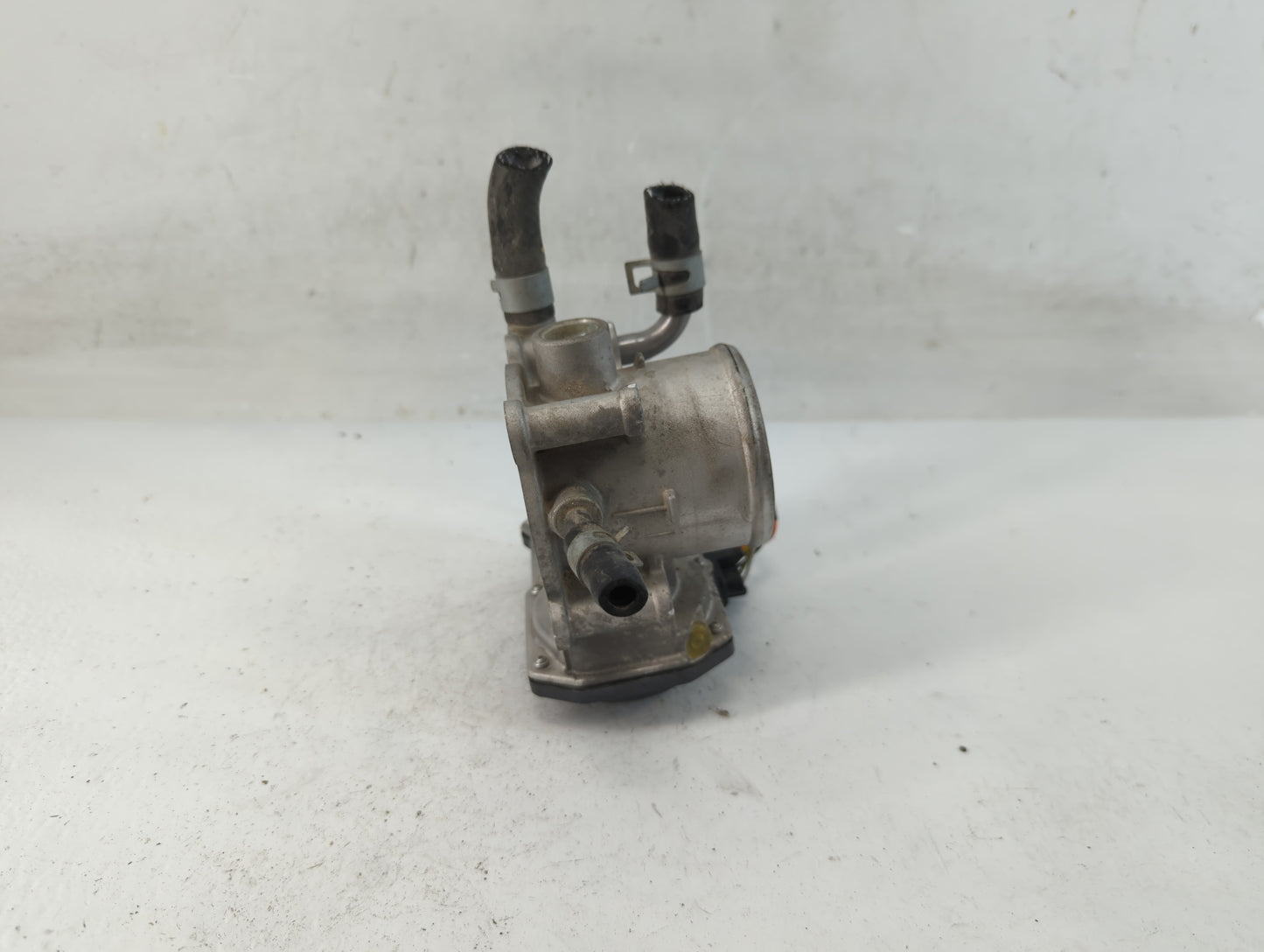 2012-2017 Hyundai Veloster Throttle Body P/N:35100-2B300 Fits Fits 2012 2013 2014 2015 2016 2017 2018 2019 OEM Used Auto Par