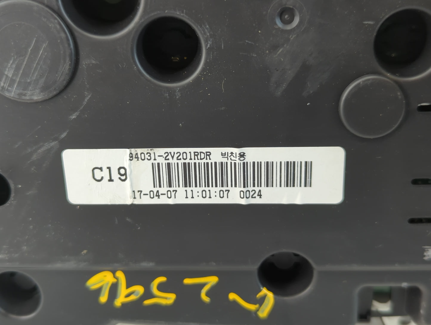 2016-2017 Hyundai Veloster Instrument Cluster Speedometer Gauges P/N:94031-2V201RDR Fits Fits 2016 2017 OEM Used Auto Parts 