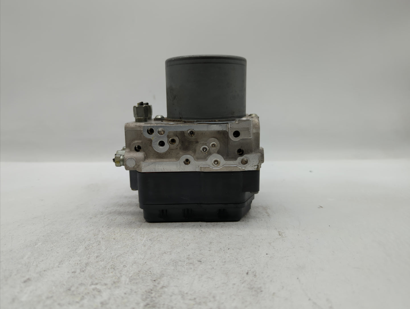 2016-2017 Infiniti Q50 ABS Pump Control Module Replacement P/N:47660 4GH0A 47660 4GK0A Fits Fits 2016 2017 OEM Used Auto Par
