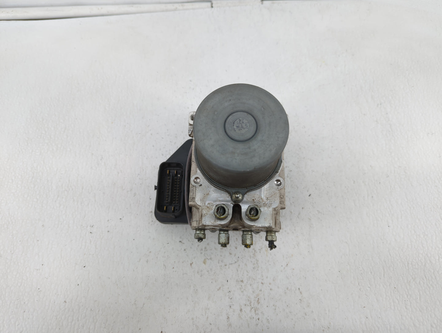 2016-2017 Infiniti Q50 ABS Pump Control Module Replacement P/N:47660 4GH0A 47660 4GK0A Fits Fits 2016 2017 OEM Used Auto Par