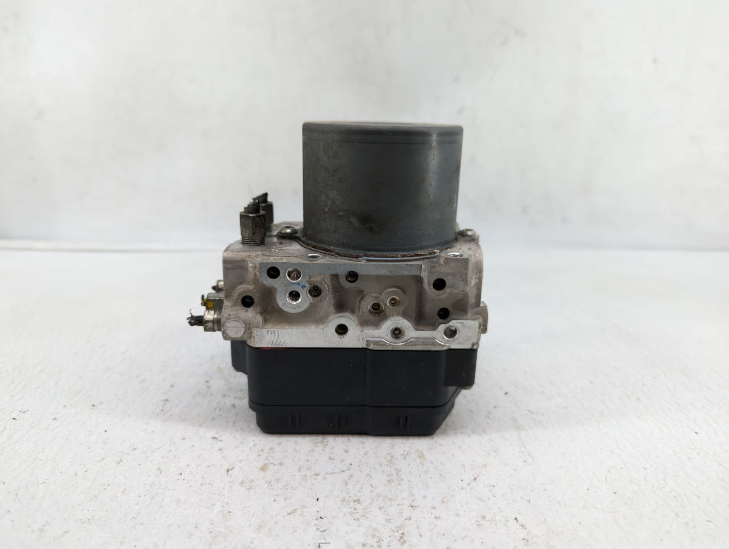 2016-2017 Infiniti Q50 ABS Pump Control Module Replacement P/N:47660 4GH0A 47660 4GK0A Fits Fits 2016 2017 OEM Used Auto Par