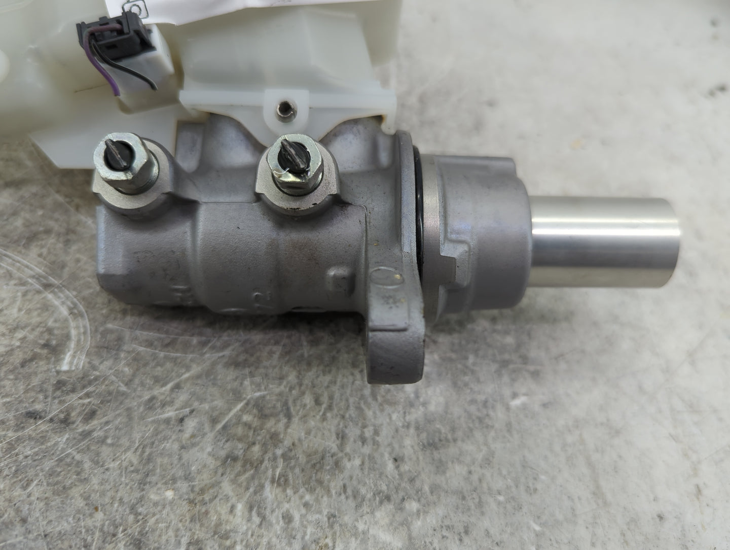 2017 Infiniti Q60 Brake Master Cylinder - Oemusedautoparts1.com