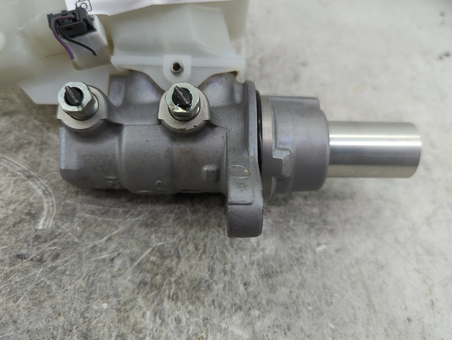 2017 Infiniti Q60 Brake Master Cylinder - Oemusedautoparts1.com