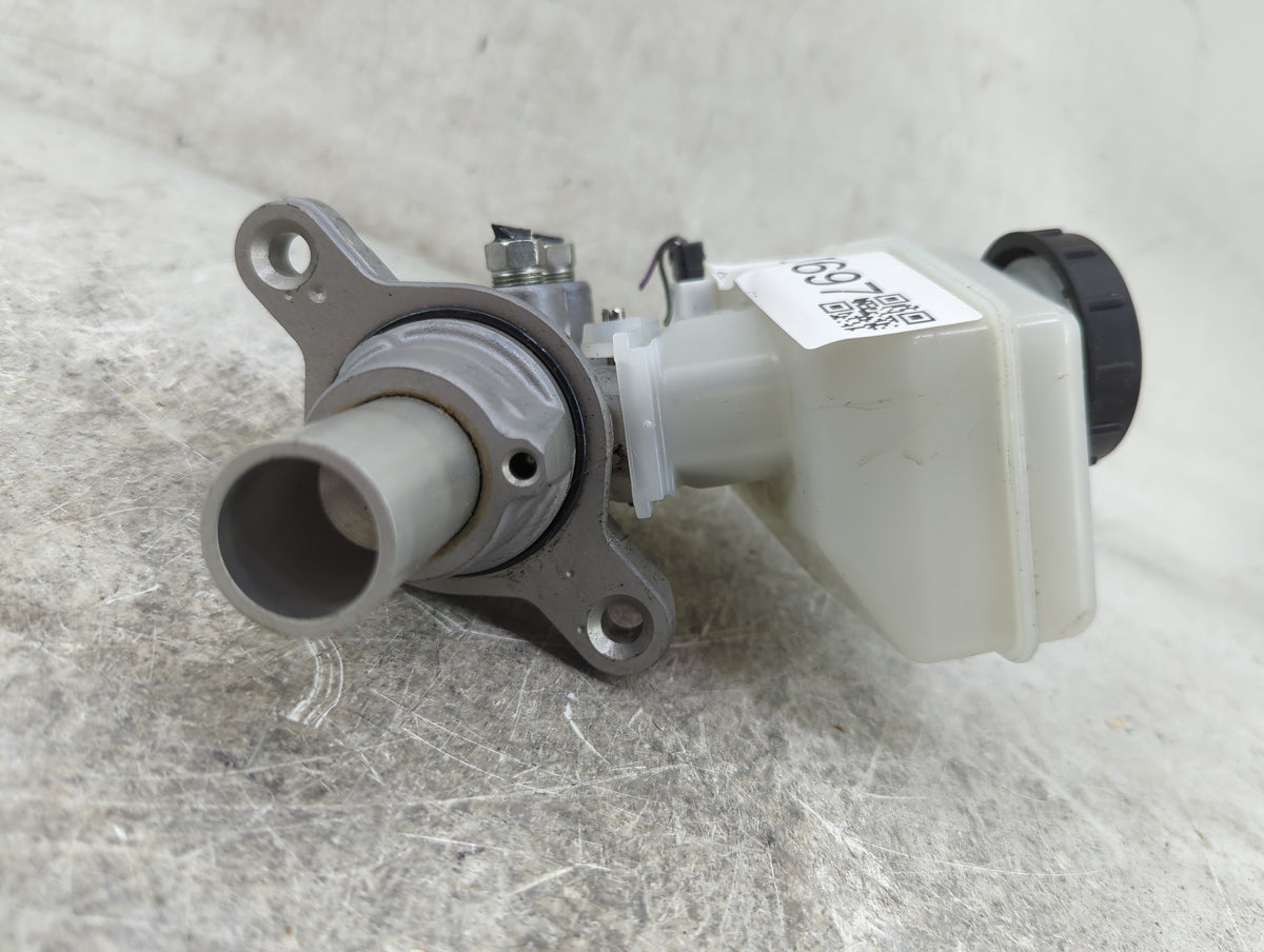 2017 Infiniti Q60 Brake Master Cylinder - Oemusedautoparts1.com