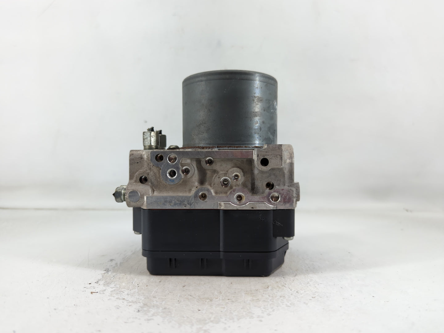 2017 Infiniti Q60 ABS Pump Control Module Replacement P/N:47660 5CA5A Fits OEM Used Auto Parts - Oemusedautoparts1.com