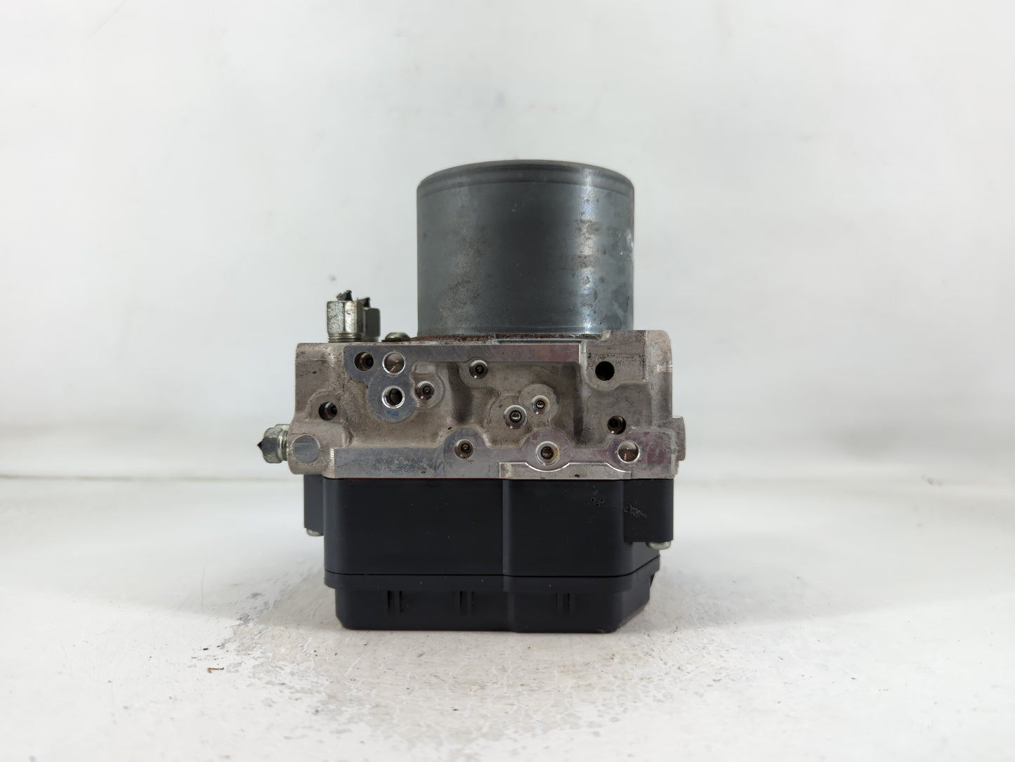 2017 Infiniti Q60 ABS Pump Control Module Replacement P/N:47660 5CA5A Fits OEM Used Auto Parts - Oemusedautoparts1.com